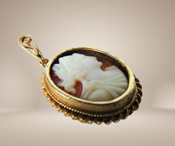 Kleine schelp camee hanger verguld beige achtergrond 1