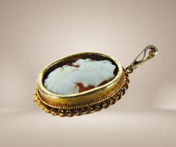 Kleine schelp camee hanger verguld beige achtergrond 2