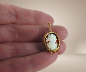 Kleine schelp camee hanger verguld beige achtergrond 3