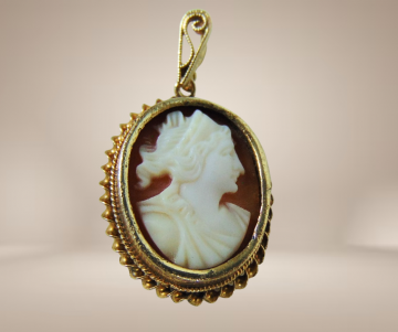 Kleine schelp camee hanger verguld beige achtergrond 4