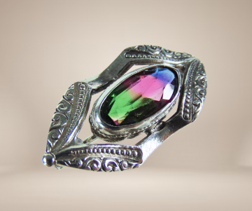 Kleine sterling zilveren broche regenboog steen beige achtergrond  1