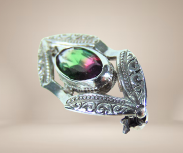 Kleine sterling zilveren broche regenboog steen beige achtergrond  2