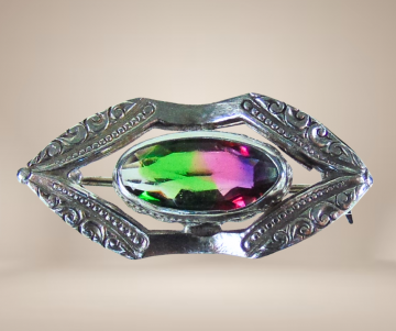 Kleine sterling zilveren broche regenboog steen beige achtergrond  3