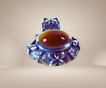 Kleine zilveren ovale thai hanger met bloempjes bruingele jade beige achtergrond 2