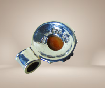 Kleine zilveren ovale thai hanger met bloempjes bruingele jade beige achtergrond 3