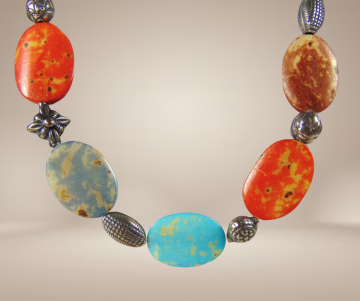 Kleurrijke ovale edelsteen verzilverde tussenkraal ketting ethnisch beige achtergrond 1