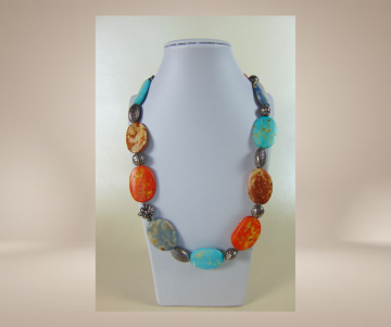 Kleurrijke ovale edelsteen verzilverde tussenkraal ketting ethnisch beige achtergrond 2