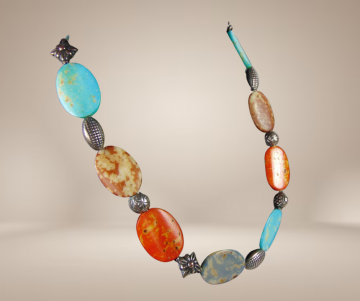 Kleurrijke ovale edelsteen verzilverde tussenkraal ketting ethnisch beige achtergrond 3