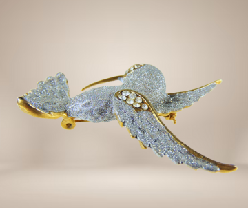 Kolibri goud grijs strass broche beige achtergrond 1