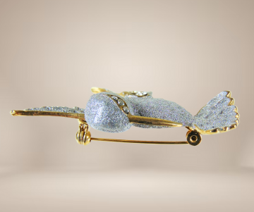 Kolibri goud grijs strass broche beige achtergrond 2