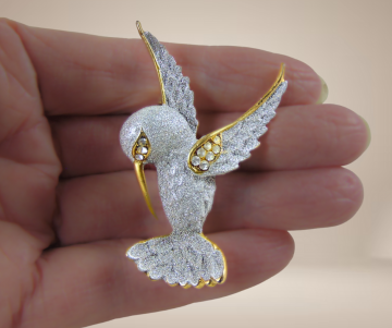 Kolibri goud grijs strass broche beige achtergrond 3