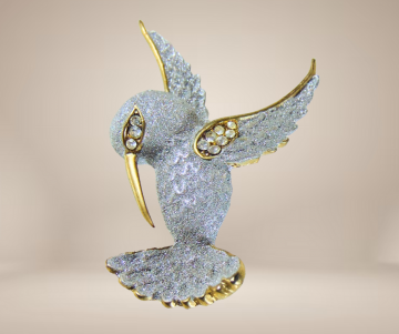 Kolibri goud grijs strass broche beige achtergrond 4