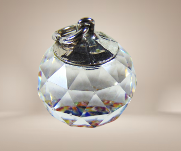 Kristallen bol hanger facet hert binnenin beige achtergrond