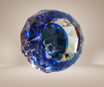 Kristallen bol hanger facet hert binnenin beige achtergrond 1