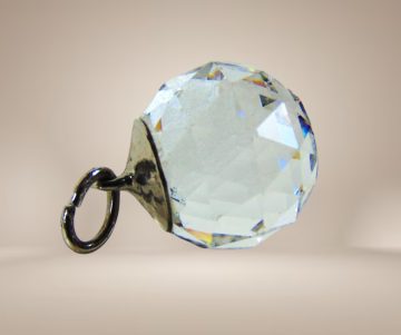 Kristallen bol hanger facet hert binnenin beige achtergrond 2