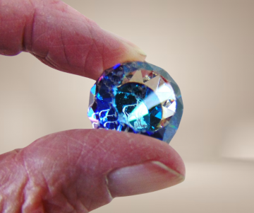 Kristallen bol hanger facet hert binnenin beige achtergrond 3