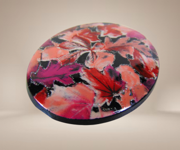 Kunststof resin ovale broche rode herfstbladeren glitter beige achtergrond