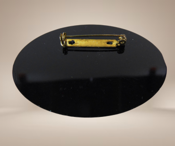 Kunststof resin ovale broche rode herfstbladeren glitter beige achtergrond 1