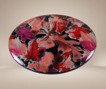 Kunststof resin ovale broche rode herfstbladeren glitter beige achtergrond 2