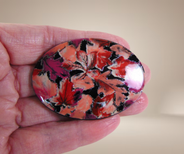 Kunststof resin ovale broche rode herfstbladeren glitter beige achtergrond 3