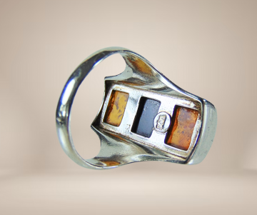 Lange 3 amber ring beige achtergrond