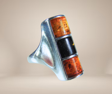 Lange 3 amber ring beige achtergrond 1