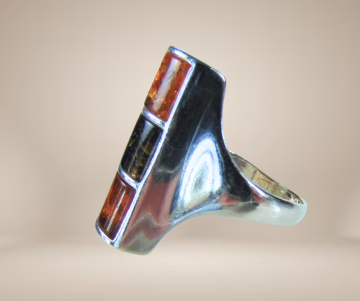 Lange 3 amber ring beige achtergrond 2