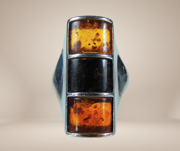 Lange 3 amber ring beige achtergrond 3