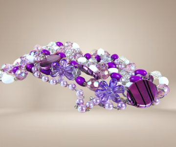 Lange 3 strengen paarse bloemen wit ketting plastic beige achtergrond  1