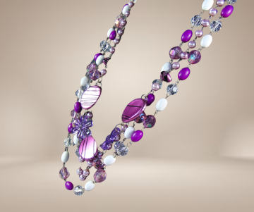 Lange 3 strengen paarse bloemen wit ketting plastic beige achtergrond  2