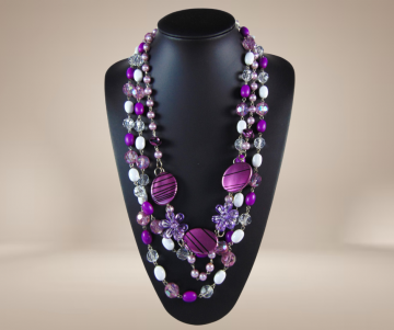 Lange 3 strengen paarse bloemen wit ketting plastic beige achtergrond  3