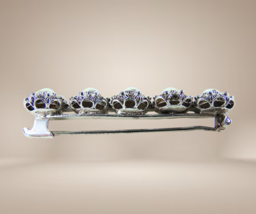 Lange 4 zeeuwse knoop broche zilver beige achtergrond