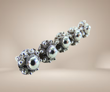 Lange 4 zeeuwse knoop broche zilver beige achtergrond 1