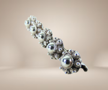 Lange 4 zeeuwse knoop broche zilver beige achtergrond 2