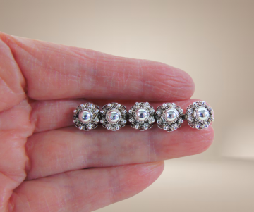 Lange 4 zeeuwse knoop broche zilver beige achtergrond 3