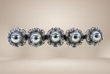 Lange 4 zeeuwse knoop broche zilver beige achtergrond 4