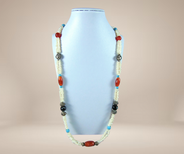 Lange barok parels carneool turquoise zwarte kralen ketting beige achtergrond 1