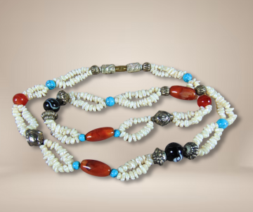 Lange barok parels carneool turquoise zwarte kralen ketting beige achtergrond 2
