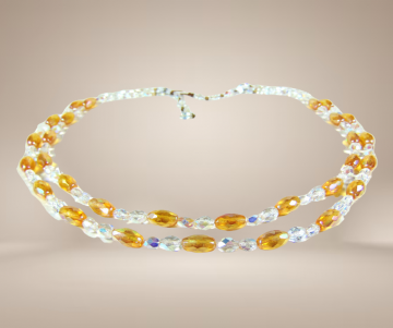 Lange dubbele 2 strengen aurora borealis ovale amber kleur kristal beige achtergrond 1