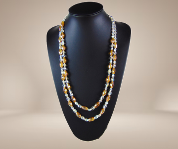 Lange dubbele 2 strengen aurora borealis ovale amber kleur kristal beige achtergrond 2