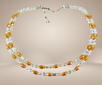 Lange dubbele 2 strengen aurora borealis ovale amber kleur kristal beige achtergrond 3