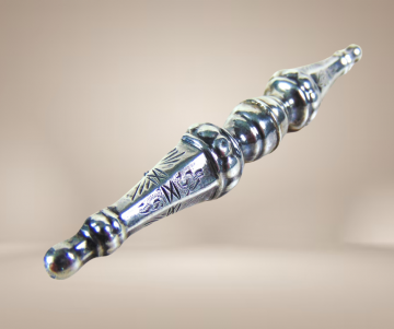 Lange dubbele zilveren breidoppen broche antiek  beige achtergrond 1