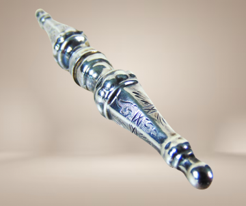 Lange dubbele zilveren breidoppen broche antiek  beige achtergrond 2