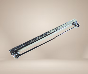 Lange dunne bar staaf broche zilver witte steentjes beige achtergrond 2