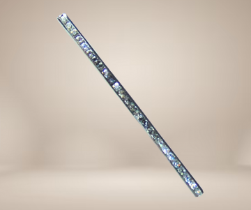 Lange dunne bar staaf broche zilver witte steentjes beige achtergrond 3