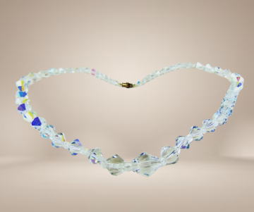 Lange enkele streng en chute aurora borealis kristal ketting koper tonnetjessluiting beige achtergrond