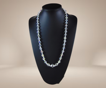 Lange enkele streng en chute aurora borealis kristal ketting koper tonnetjessluiting beige achtergrond 2