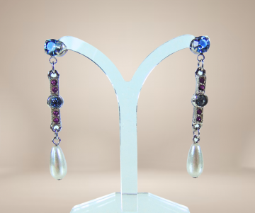 Lange faux parel druppel roze blauw strass art deco oorbellen beige achtergrond