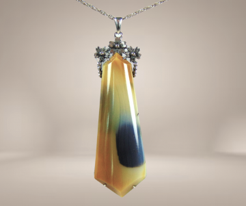 Lange geelgroen blauwe edelsteen punt hanger beige achtergrond
