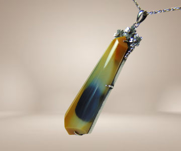 Lange geelgroen blauwe edelsteen punt hanger beige achtergrond 4